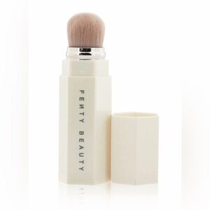 NWOT FENTY BEAUTY BY RIHANNA
Portable Contour & Concealer Brush 150